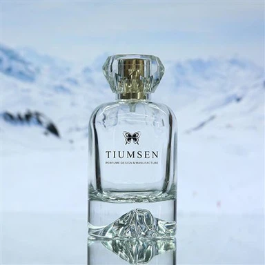 Čtvercová láhev parfému